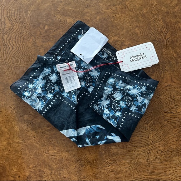 ALEXANDER McQUEEN NWT Navy/Sky Blue CA Solarized Floral Co Se BRAND NEW scarf - Picture 5 of 6
